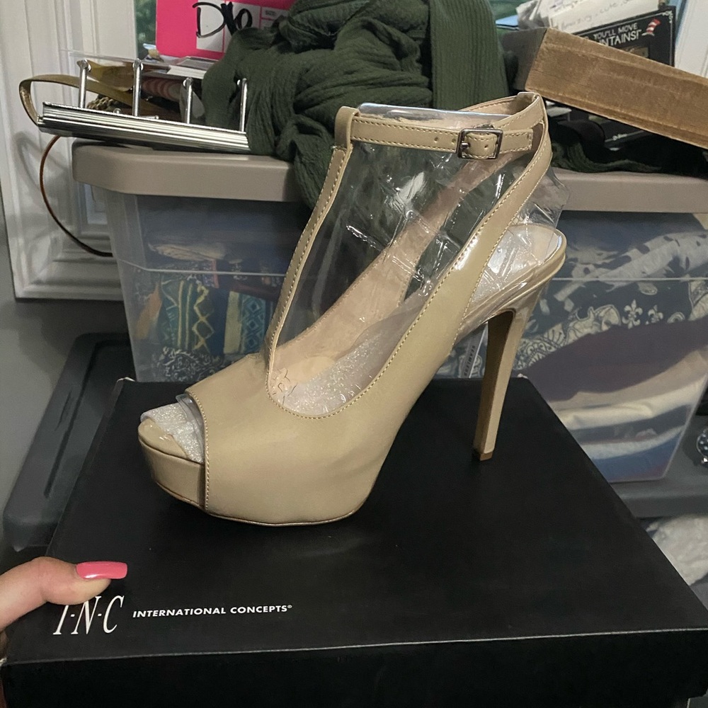T strap pumps